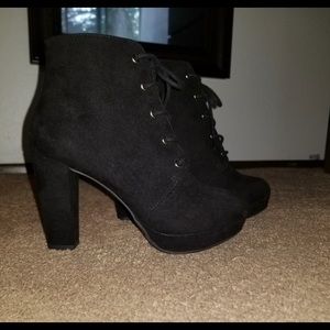 Black heel bootie